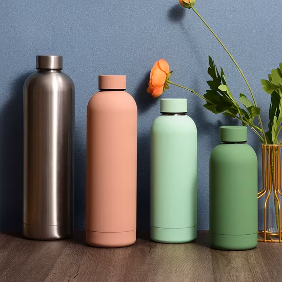 BPA-freie, ausgefallene Großhandels-Trinkflasche aus farbenfrohem OEM-Metall, kundenspezifische tragbare Thermo-Vakuum-Gym-Thermos, heiße Sport-isolierte Edelstahl-Flaschen-Wasserflasche
